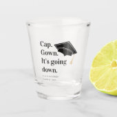 Cap Gown Es geht zur Absolventen-Party Schnapsglas (Vorderseite)