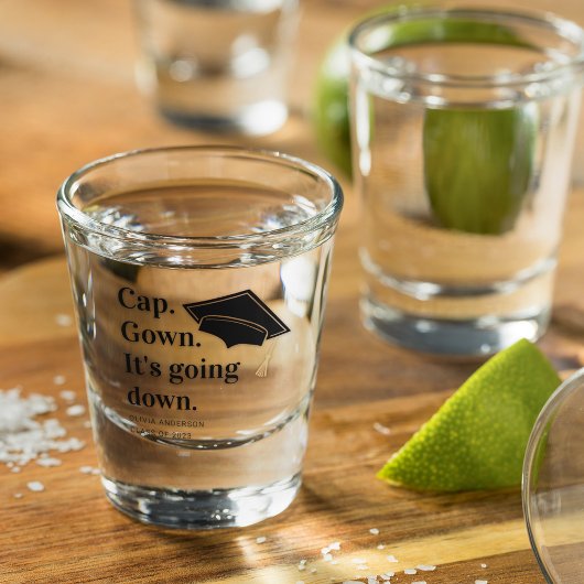 Cap Gown Es geht zur Absolventen-Party Schnapsglas