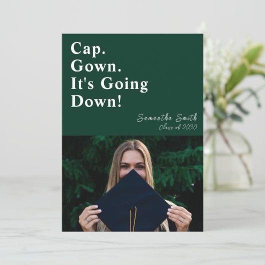 Cap Gown - Grüner moderner Abschluss Einladung (Stehend Vorderseite)