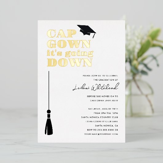 Cap Gown ist die Absolventen-Party Folieneinladung (Stehend vorne)