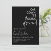 Cap Gown ist die Funny Graduation Party Einladung (Stehend Vorderseite)