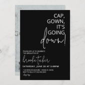 Cap Gown ist die Funny Graduation Party Einladung (Vorne/Hinten)