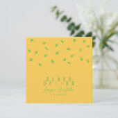 Cap Toss Yellow & Green Graduation Announcement Einladung (Stehend Vorderseite)