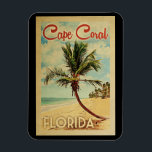 Capcoral Palm Tree Vintage Travel Magnet<br><div class="desc">Ein einzigartiges Retro Mitte des Jahrhunderts moderne Cape Coral Florida Kunst Druck in Vintage Reise Poster Stil. Es verfügt über eine geschwungene Palme am Sandstrand mit Ozean unter einem blauen bewölkten Himmel.</div>