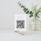 Cape Cod Golden Gras Serif QR Code RSVP Karte (Stehend Vorderseite)