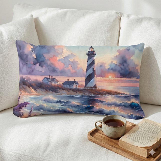 Cape Hatteras Lighthouse am Sonnenuntergang Lendenkissen (Cape Hatteras Lighthouse at Sunset Coastline Lumbar Pillow Mockup A)
