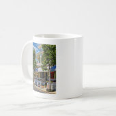 Cape May NJ – Mann führt seinen Goldendoodle aus Kaffeetasse (Vorderseite Links)