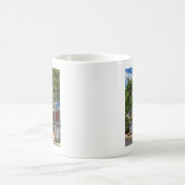 Cape May NJ – Mann führt seinen Goldendoodle aus Kaffeetasse (Mittel)