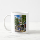 Cape May NJ – Mann führt seinen Goldendoodle aus Kaffeetasse (Links)