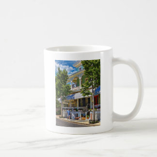 Cape May NJ – Mann führt seinen Goldendoodle aus Kaffeetasse