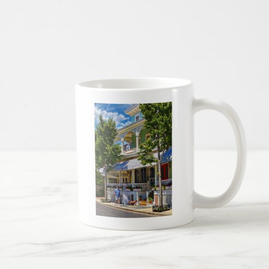 Cape May NJ – Mann führt seinen Goldendoodle aus Kaffeetasse (Rechts)