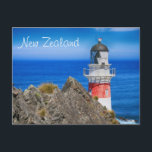 Cape Palliser Neuseeland Leuchtturm Postkarte<br><div class="desc">Ein lebendiges und lebendiges Foto vom abgelegenen und magischen Cape Palliser, Neuseeland. Dieses Foto beherbergt das Oberteil eines klassischen Leuchtturms mit einem roten Streifen und einem abgerundeten Dach in Kuppelform. Die Perspektive und der Winkel dieses Fotos sind ziemlich dramatisch, da sie die Wellen zeigen, die unter dem Bild abstürzen, was...</div>