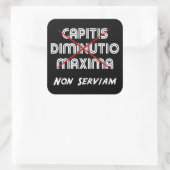 Capitis diminutio maxima non serviam quadratischer aufkleber (Tasche)