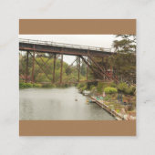 Capitola landschaftliche Wasserstraße und Brücke Quadratische Visitenkarte (Rückseite)