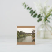 Capitola landschaftliche Wasserstraße und Brücke Quadratische Visitenkarte (Stehend Vorderseite)