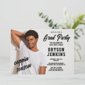 Cappin Season Masculine Abschluss Einladung (Stehend Vorderseite)