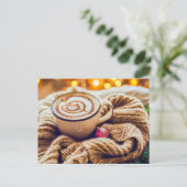 Cappuccino mit Weihnachtsschmuck in Decke Feiertagspostkarte (Stehend Vorderseite)