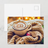 Cappuccino mit Weihnachtsschmuck in Decke Feiertagspostkarte (Vorne/Hinten)