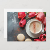 Cappuccino und Macarons umringt von Tulpen Postkarte (Vorne/Hinten)