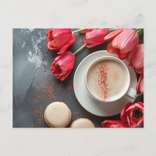 Cappuccino und Macarons umringt von Tulpen Postkarte (Vorderseite)