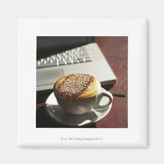 Cappuccino vor dem Laptop Magnet (Vorne)