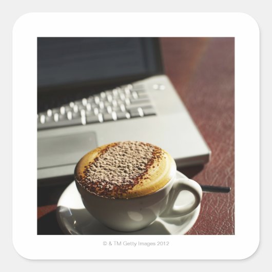 Cappuccino vor dem Laptop Quadratischer Aufkleber (Vorderseite)