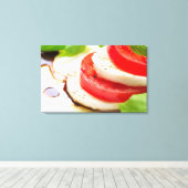 Caprese Salad Tomaten- und Mozzarella-Scheiben Leinwanddruck (Insitu (Holzboden))