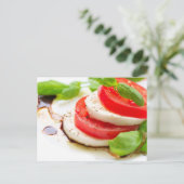 Caprese Salad Tomaten- und Mozzarella-Scheiben Postkarte (Stehend Vorderseite)