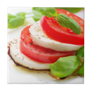 Caprese Salat. Tomate- und Mozzarellascheiben Fliese