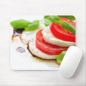 Caprese Salat. Tomate- und Mozzarellascheiben Mousepad (Mit Mouse)