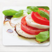 Caprese Salat. Tomate- und Mozzarellascheiben Mousepad (Vorne)