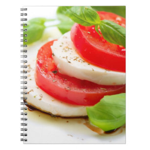 Caprese Salat. Tomate- und Mozzarellascheiben Notizblock