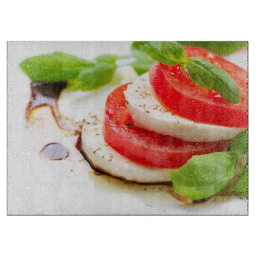 Caprese Salat. Tomate- und Mozzarellascheiben Schneidebrett (Vorderseite)