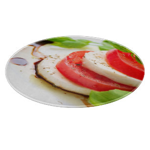 Caprese Salat. Tomate- und Mozzarellascheiben Schneidebrett