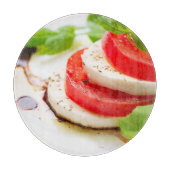 Caprese Salat. Tomate- und Mozzarellascheiben Schneidebrett (Vorderseite)