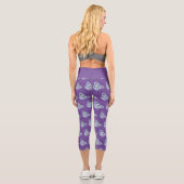 Capri Leggings in Lila mit Blauen Schmetterlingen (Rückseite)
