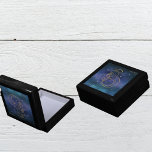 Capricorn Astrologisches Zodiaka-Zeichen Erinnerungskiste<br><div class="desc">Capricorn Astrologisches Zodiac-Zeichen Geschenkboxen. Mit unserer exklusiven Astrologischen Zodiaka-Magnetbox können Sie das Wesen von Capricorn beherrschen. Diese mit Präzision und dem Symbol des Capricorn verzierte Box ist eine Hommage an Ehrgeiz, Entschlossenheit und Disziplin - die Markenzeichen eines Capricorn. Behalt deine Schätze, Schmuckstücke oder wertvollen Erinnerungen sicher in diesem wunderschön gestalteten...</div>