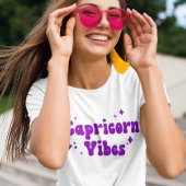 Capricorn Vibes Zodiac Astrologie Lila Sterne T-Shirt