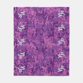 Capricorn-Zeichen auf Fuchsia Digital Camouflage Fleecedecke (Vorderseite)
