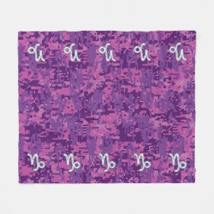 Capricorn-Zeichen auf Fuchsia Digital Camouflage Fleecedecke