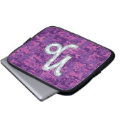 Capricorn-Zeichen auf Fuchsia Digital Camouflage Laptopschutzhülle (Vorne Knopf)