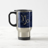 Capricorn Zodiac Sign auf Navy Digital Camouflage Reisebecher (Links)