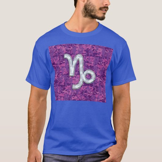 Capricorn Zodiac Symbol Fuchsia Digital Camouflage T-Shirt (Vorderseite)