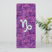 Capricorn Zodiac Symbol on Fuchsia Digital Camo (Stehend Vorderseite)