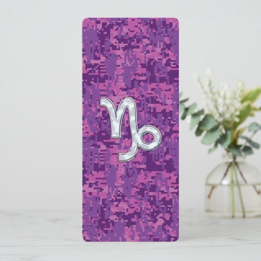 Capricorn Zodiac Symbol on Fuchsia Digital Camo (Stehend Vorderseite)