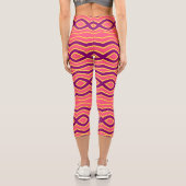 Capris, ein trendiger, vielfarbiger Stoffmuster Capri Leggings (Rückseite)