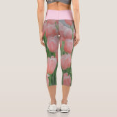 Capris mit hellrosa bemalten Tulpen (Rückseite)