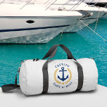 Captain Anchor Boat Name Gold Laurel Star Gym Duffle Bag<br><div class="desc">Ein eigens entworfener nautischer Bootsanker, goldene Lorbeerfische und ein goldener Stern mit Captain Rank oder einem anderen Titel und Ihrem personalisierten Namen oder Bootsnamen auf einem stilvollen Fitnessraum oder einer Reisetasche. Dieses Design ist in klassisch marineblau, und Gold Farben auf weiß oder bearbeiten Sie das Design und leicht ändern Sie...</div>