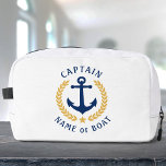 Captain Anchor Boat Name Gold Laurel Star Travel Waschbeutel<br><div class="desc">Eine personalisierte, nautische Thema, Kosmetik, Pflege und Toilettenbeutel, um Ihnen Reiseartikel behalten organisiert und sicher. Dieses Design mit einem maßgeschneiderten Bootsanker mit goldfarbenen Lorbeerfels-Blätter und einem goldenen Stern mit reichem Text, der "Captain" (oder einen anderen gewünschten Rang/Titel) und Ihren Namen oder Bootsnamen liest. Die Farben sind marineblau und gold auf...</div>