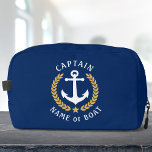 Captain Anchor Boat Name Gold Laurel Star Travel Waschbeutel<br><div class="desc">Eine personalisierte, nautische Thema, Kosmetik, Pflege und Toilettenbeutel, um Ihnen Reiseartikel behalten organisiert und sicher. Dieses Design mit einem maßgeschneiderten Bootsanker mit goldfarbenen Lorbeerfels-Blätter und einem goldenen Stern mit reichem Text, der "Captain" (oder einen anderen gewünschten Rang/Titel) und Ihren Namen oder Bootsnamen liest. Die Farben sind marineblau und gold auf...</div>